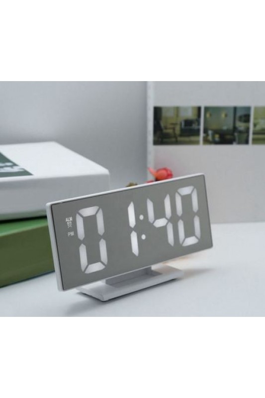 Veidrodinis LED laikrodis- su baltais skaičiais